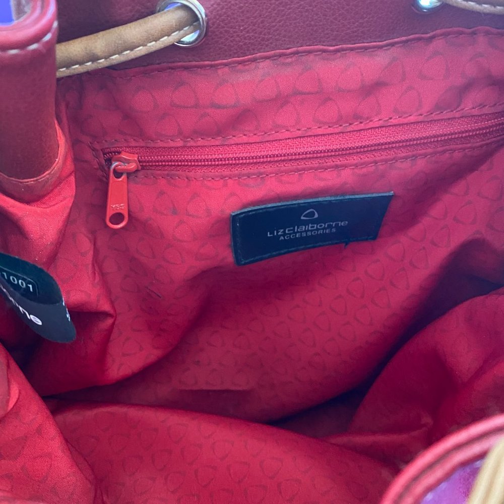 📌Liz Claiborne Great Locking Handbag space for a lot of stuff - Picture 9 of 14